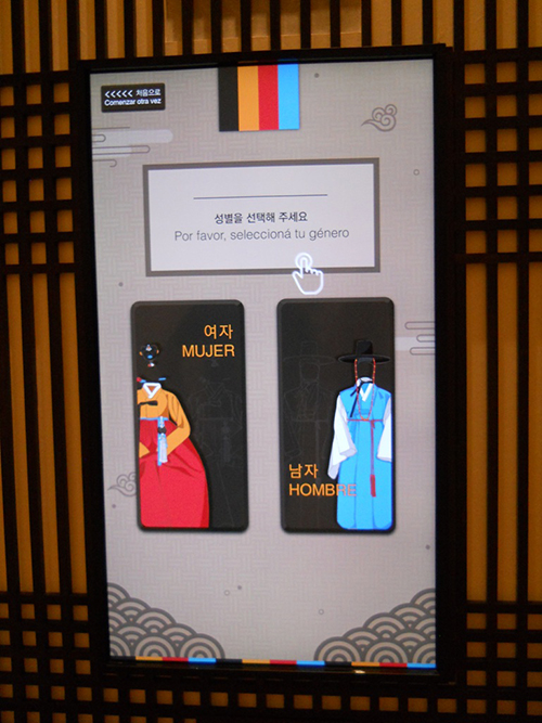 Un juego interactivo para vestir ropa tradicional coreana en el CCC en Argentina. | Cintia Mancilla